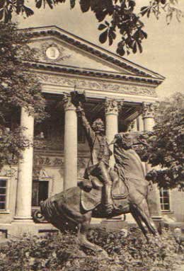 В середине 30-х годов памятник А.В.Суворову работы Бориса Васильевича Эдуардса поставили на газоне перед портиком одесского Художественного музея.